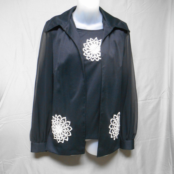 unbranded Tops - Vtg 2 pc black white embellished flowers top 12
